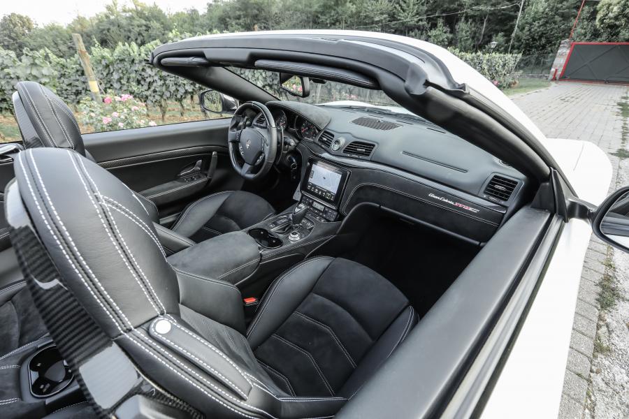 Интерьер Maserati GranCabrio MC 2017 года  (фото 7 из 19)